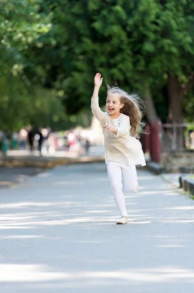 Mutlu kız yaz parkta koşmak. Küçük çocuk gülümseme hareketle saç diplerinden uçan. Yaz etkinliği ve mutluluk. Moda çocuk eğlence açık var. Özgürlük ve enerji. Çocukluk etkinlik ve aktif spor — Stok fotoğraf