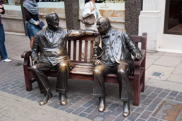 Londra, Regno Unito - 25 febbraio 2010: scultura di uomini seduti su panchina in bronzo. Scultura degli Alleati in strada. Amici in panchina mostra relazione. Viaggio e viaggio. Famosa attrazione turistica — Foto Stock
