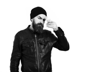 Alkollü kokteyl. Alkollü içecek ya da taze kokteyl tutarak acımasız beyaz hipster