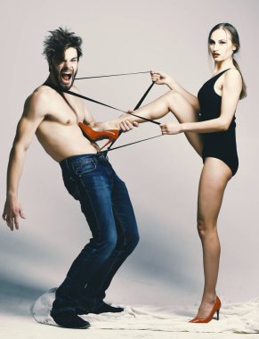Yarı çıplak vücutlara aşık seksi bir çift..