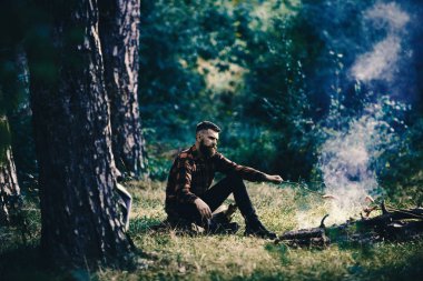 kamp. Adam yorgun yüzü olan ve yalnız piknik ya da Barbekü.