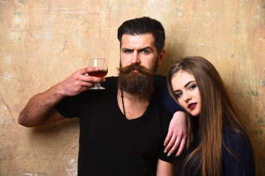 Kız ve erkek gülümseyen yüzler ile konyak içmek.