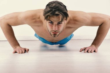 Beyaz arka plan üzerinde konsantre yüz ile sporcu.