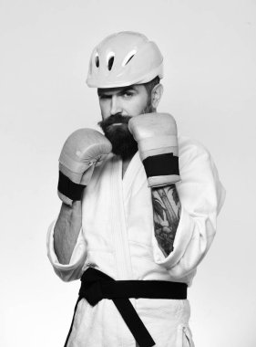 Beyaz üzerine kimono ve pembe kask içinde adam