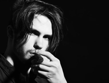 ciddi bir yüz yasaktır puro arka planda siyah stüdyo, kopya alanı üzerinde şık saçlı mavi gömlekli portre.