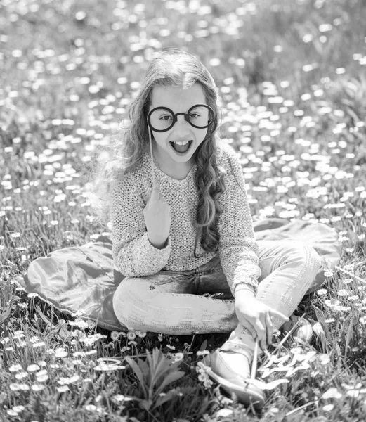 Menina adolescente alegre. Criança posando com óculos de papelão para sessão de fotos no prado. Menina no rosto alegre passar o lazer ao ar livre. Conceito inteligente e inteligente — Fotografia de Stock