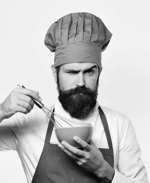 Cook är matlagning. Mannen med skägg innehar köksutrustning på vit bakgrund. — Stockfoto
