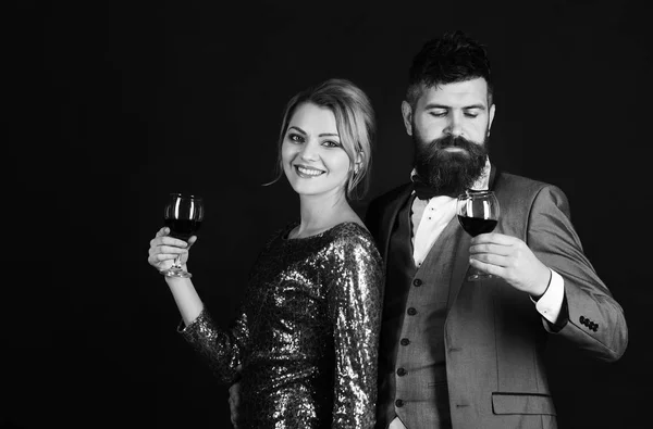 赤ワイン。ひげと輝くドレスの女を持つ男を祝う — ストック写真