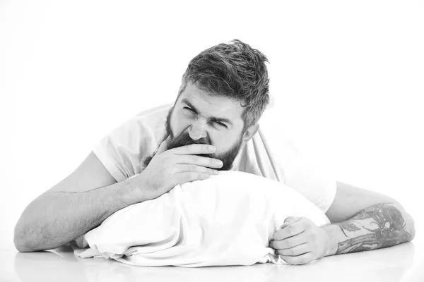 おはようございます。眠いあくびの顔をもつ男の枕の上にあります。十分ではないです。 — ストック写真