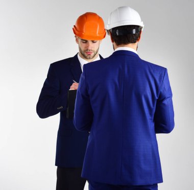 Beyaz arka plan üzerinde izole kask kişi.