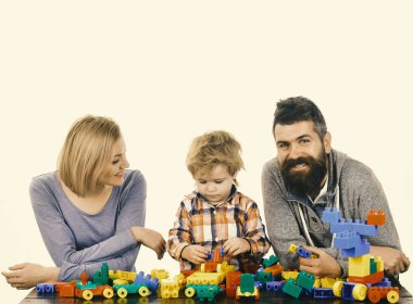 Ebeveynler ve çocuklar oyun odasında. Anaokulu ve aile kavramı.