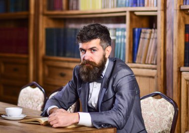 Sakallı adam oturur klasik iç ve okuma.