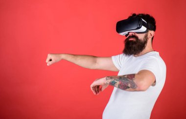 Vr sakallı sürüş araba, kırmızı arka plan gözlük. Sanal sürüş dersleri kavramı. Hipster emin yüz araba sanal gerçeklik ile modern dijital becerikli alet