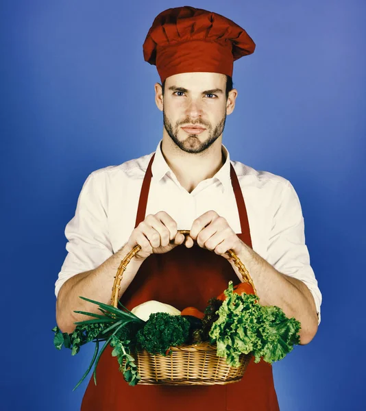 Matlagning koncept. Laga mat med skägg på blå bakgrund. — Stockfoto