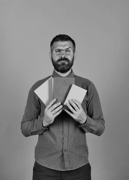 Professeur au visage sérieux. Homme à barbe et livres — Photo