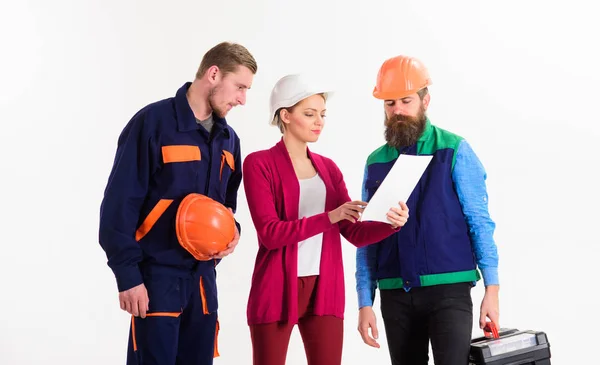 Constructores e ingenieros trabajan juntos. Concepto de gestión . — Foto de Stock