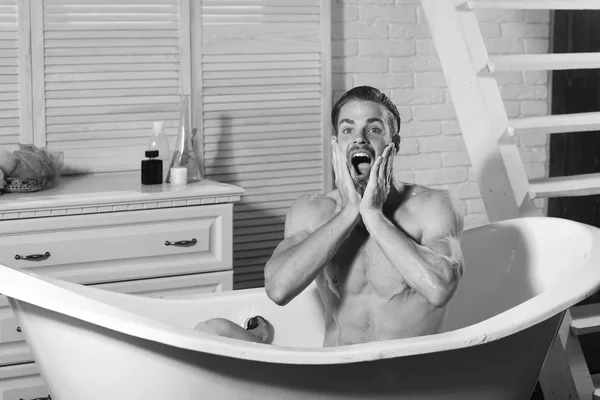 Mann im Badezimmer. Mann mit Bart und verängstigtem Gesicht — Stockfoto