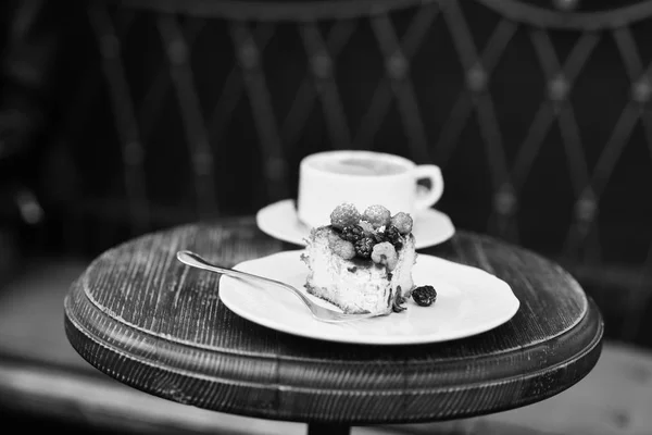 Кофе с тортом. Чизкейк с ягодами и кофе на деревянном столе — стоковое фото