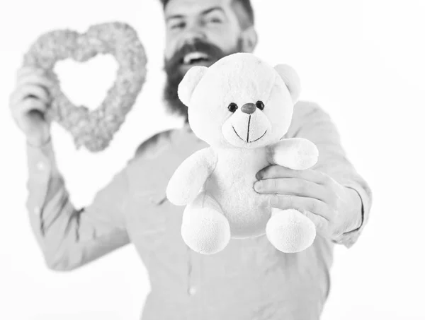 Hari Valentine. Hipster dengan hati merah muda, boneka beruang dan wajah gembira . — Stok Foto