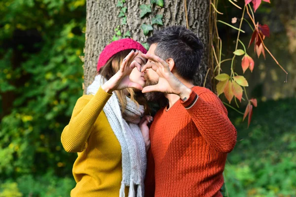 Uomo e donna con facce azzurrate su sfondo albero — Foto Stock
