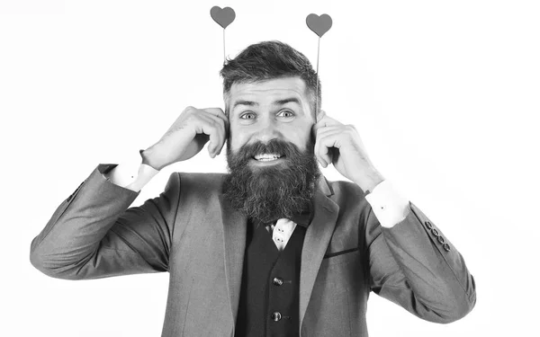 Dia dos Namorados. Cara com barba comprida segurando corações vermelhos — Fotografia de Stock