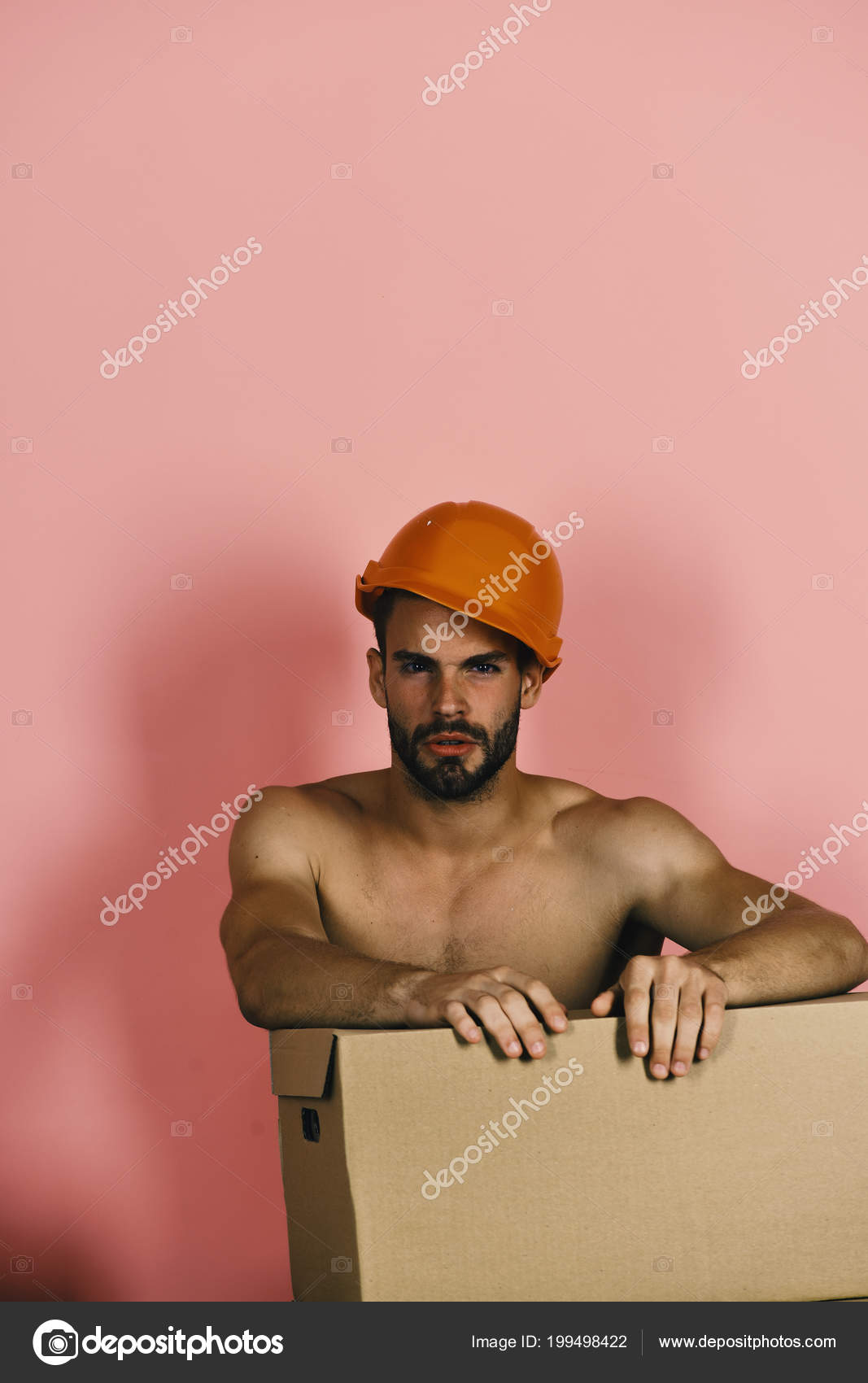裸の胴体の段ボール箱を持つ男 誘惑と移動の概念 分離したひげを持つ男 ストック写真 C Stetsik 裸の胴体の段ボール箱を持つ男 誘惑と移動の概念 分離したひげを持つ男 ストック写真 C Stetsik