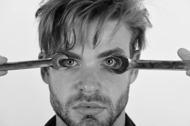 Mekanik veya somun anahtarları el bakım ve tamir kavramı ile tesisatçı. Somun anahtarı tamir ettiğin için Ayrıntılar sıkma aletleri