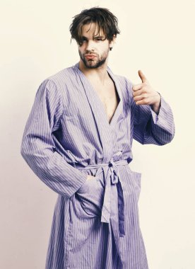 Sabah ve duş kavramı. Seksi maço başparmak gösterilmesini bornoz veya boş zaman aşınmaya.