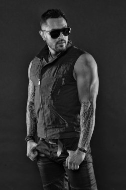 Moda maço trendy güneş gözlüğü. Tıraşsız yüzündeki sakallı dövme modeli. Güçlü silah dövme sakallı adam. Pazı ve triceps dövmeli adam. Moda stil ve trend, siyah ve beyaz