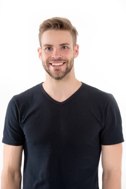 İzole yüz beyaz arka plan gülümseyen kıl olan adam. Mükemmel bir gülümseme kavramı. Gülümseme onun tarzı bir parçasıdır. Sakal tıraşsız adam adam yakışıklı neşeli iyi ruh hali görünüyor. Adam mutlu siyah gömlek giyer