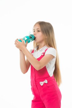 Sadece temiz ve taze su. Su içme, beyaz arka plan üzerinde izole şişe kızla. Uzun saç içecekler ile kız evlat. Taze içki kavramı. Kız sağlık ve yenileme hakkında umurunda
