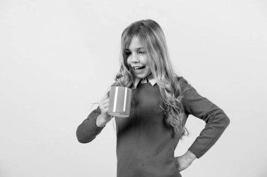 Turuncu arka planda mavi bardakla çocuk gülüşü