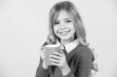 Turuncu arka planda mavi bardakla çocuk gülüşü