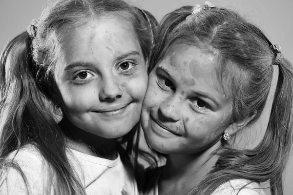 Παιδική φιλία. Τα παιδιά με τα ponytails σταθεί μάγουλα μάγουλο — Φωτογραφία Αρχείου