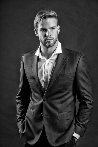 Чувствую стресс после тяжелого рабочего дня. Человек с бородой строгого несчастливого лица выглядит неопрятно исчерпаны, темный фон. Человек небритый парень выглядит напряженным после напряженной деловой встречи. Рабочая голическая концепция
