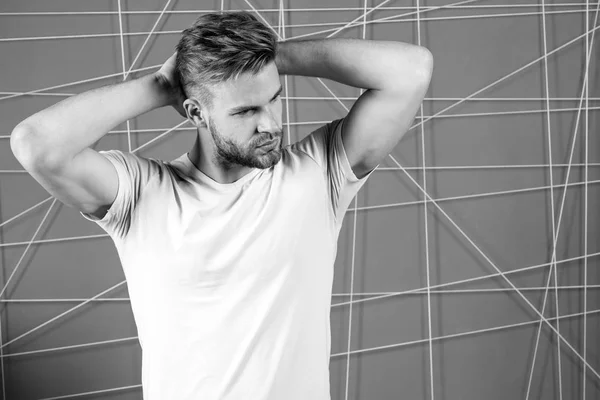 Hombre con cerdas cara estricta disfrutar de la frescura del cabello, fondo rosa. Chico barbudo atractivo con peinado. Hombre con barba o chico sin afeitar guapo y bien arreglado tocando el pelo. Concepto de cuidado del cabello — Foto de Stock