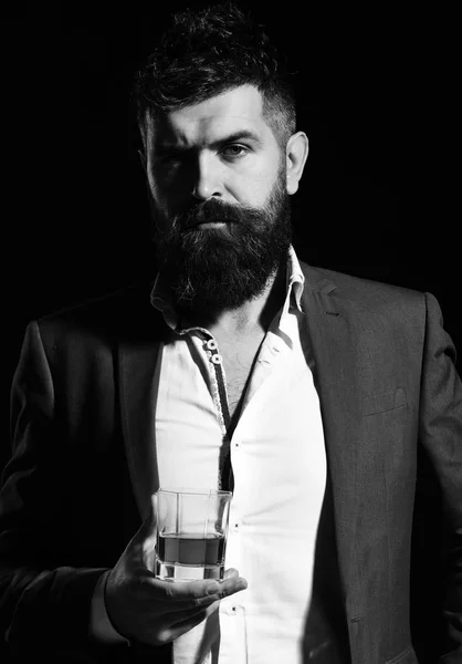 Beber e conceito de festa. Empresário com barba e bebida — Fotografia de Stock