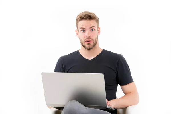 En busca de inspiración. Hombre con el ordenador portátil sorprendido cara inspirada encontrado idea. Chico guapo sin afeitar en camisa negra trabaja ordenador aislado blanco. Hombre inspirado idea fresca pensamiento nacido en su mente — Foto de Stock