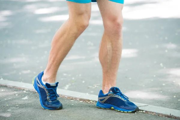 Die Beine eines männlichen Athleten beim Joggen parken auf dem Gehweg. Active Lifestyle trainiert Cardio-Sportschuhe. Gefäßerkrankungen Krampfadern Probleme aktives Leben. Verhindern Krampfadern Konzept. Krankheit durch Flucht verursacht — Stockfoto