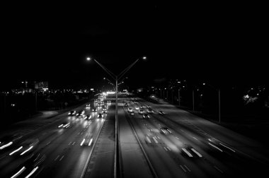 Geceleri araba yollar karanlık gökyüzü üzerinde olan karayolu yol