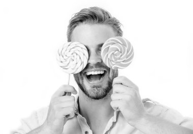 Mutlu gözlüklü beyaz arka plan üzerinde izole şeker. Lolipop sopa üstünde adam gülümse. Yaz. Gıda ve snack. Sağlıksız beslenme ve yeme. Lolipop eğlenceli, siyah ve beyaz