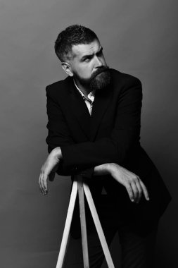 Eğitim ve meslek kavramı. Sakal ve bıyık Klasik takım elbise giymiş olan adam