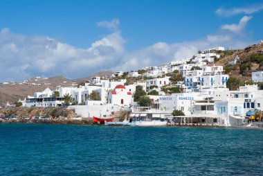 Mykonos, Yunanistan - 04 Mayıs 2010: deniz köy veya kasaba üzerinde dağ manzarası. Mavi gökyüzü deniz kıyısında evlerde. Adada macera ile yaz tatili. Yolculuk tutkusu ve kavram seyahat