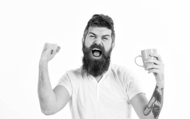 Adam mutlu yüz germe ile fincan kahve ile uyanmaya çalış. Hipster sakallı kupa, enerjik ve başarılı maço tutar.