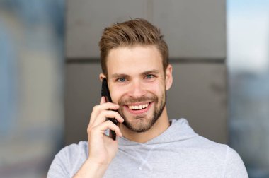 Aramanı bekliyordum. Smartphone, kentsel arka plan sakallı adam. İletişim kavramı. Sakal mutlu güler yüz adamla konuşmak smartphone. Akıllı adam neşeli cevap arama