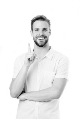 Biliyorum. Adam mutlu güler yüz, beyaz arka plan kıl. Adam sakallı neşeli olan parmak hareketi işaret fikir. Beyin fırtınası kavramı. Adam sakal veya tıraşsız adam görünüyor yakışıklı formal giyim