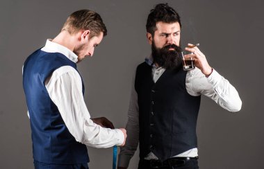 İstemci sakal ve katı yüz duman puro ve içki ile