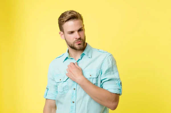 El hombre se ve atractivo casual camisa azul lino. Hombre cerda desvestirse camisa casual. Concepto de moda. Hombre calmar cara seria con confianza desabotonar camisas cuello, fondo amarillo. Quítame la ropa. —  Fotos de Stock