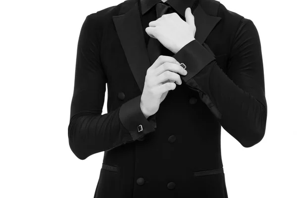 As mãos ajustam a manga. Homem caucasiano elegante isolado em fundo branco. Fato formal ou smoking. Habituado à perfeição. Tudo deve ser elegante, preto e branco — Fotografia de Stock