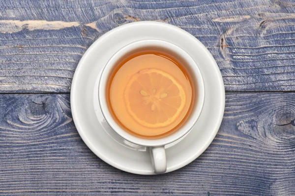 Горячий напиток с апельсиновым ломтиком на деревянном фоне . — стоковое фото